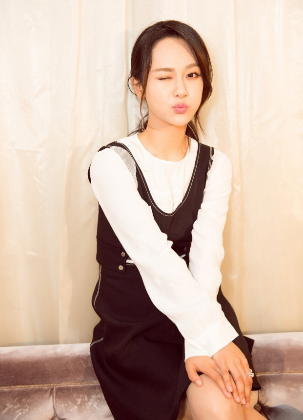 Biểu cảm chu môi của Dương Tử chắc chăn sẽ khiến netizen phải rụng rời. Đi lên cùng sự nghiệp, nhan sắc của Dương Tử ngày càng thăng hạng