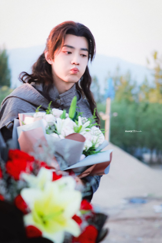 Tiêu Chiến sở hữu nhan sở hữu vẻ ngoài điển trai với khuôn mặt góc cạnh, đôi mắt to tròn. Đẹp xuất sắc là thế nhưng mỗi lần Tiêu Chiến chu môi hay phồng má đáng yêu, người hâm mộ lại ngã gục vì thần tượng