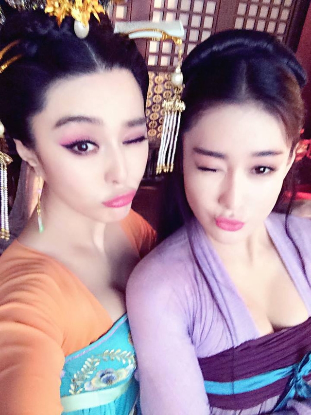 Tượng đài nhan sắc Phạm Băng Băng, Trương Hinh Dư nhí nhố tại hậu trường phim cổ trang. Biểu cảm đáng yêu này từng gây sốt tời điểm lúc bấy giờ
