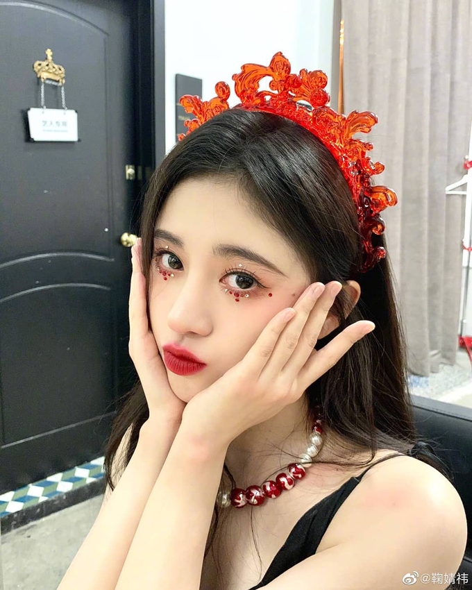 Mỹ nhân 4000 năm Cúc Tịnh Y sở hữu gương mặt góc cạnh. Cô đáng yêu hết nấc khi chu 'môi'. Tuy nhiên, lối trang điểm 'như diễn tuồng' khiến bức hình trở nên gượng gạo, giả trân