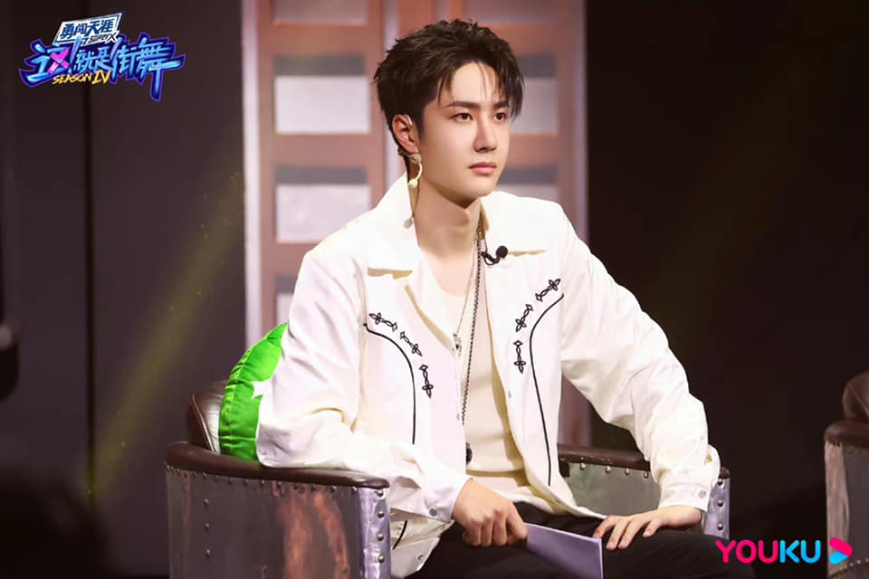 Vương Nhất Bác tiếp tục đi quay cho show Đây Là Bước Nhảy Đường Phố mùa 4. Hình ảnh là phong cách trắng đen cho tập phát sóng vào cuối tuần này