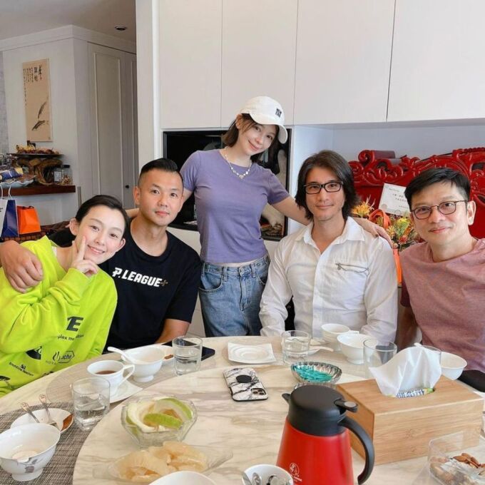 Nam diễn viên Vương Lực Hoành tổ chức ăn uống với bạn bè và bị phạt 10.000 TWD (hơn 3 triệu đồng) do vi phạm quy định giãn cách phòng dịch Covid-19