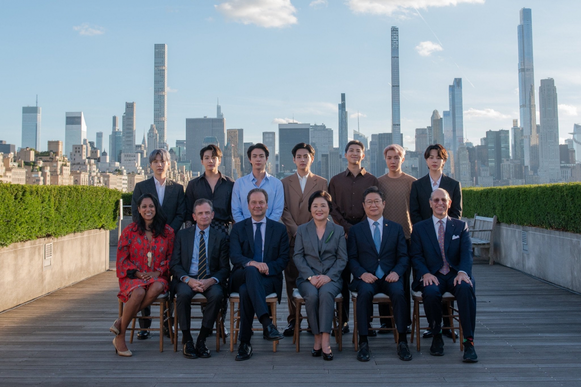 BTS cùng Đệ nhất phu nhân đến thăm Bảo tàng Nghệ thuật Metropolitan của New York và trao quà từ Chính phủ Hàn Quốc