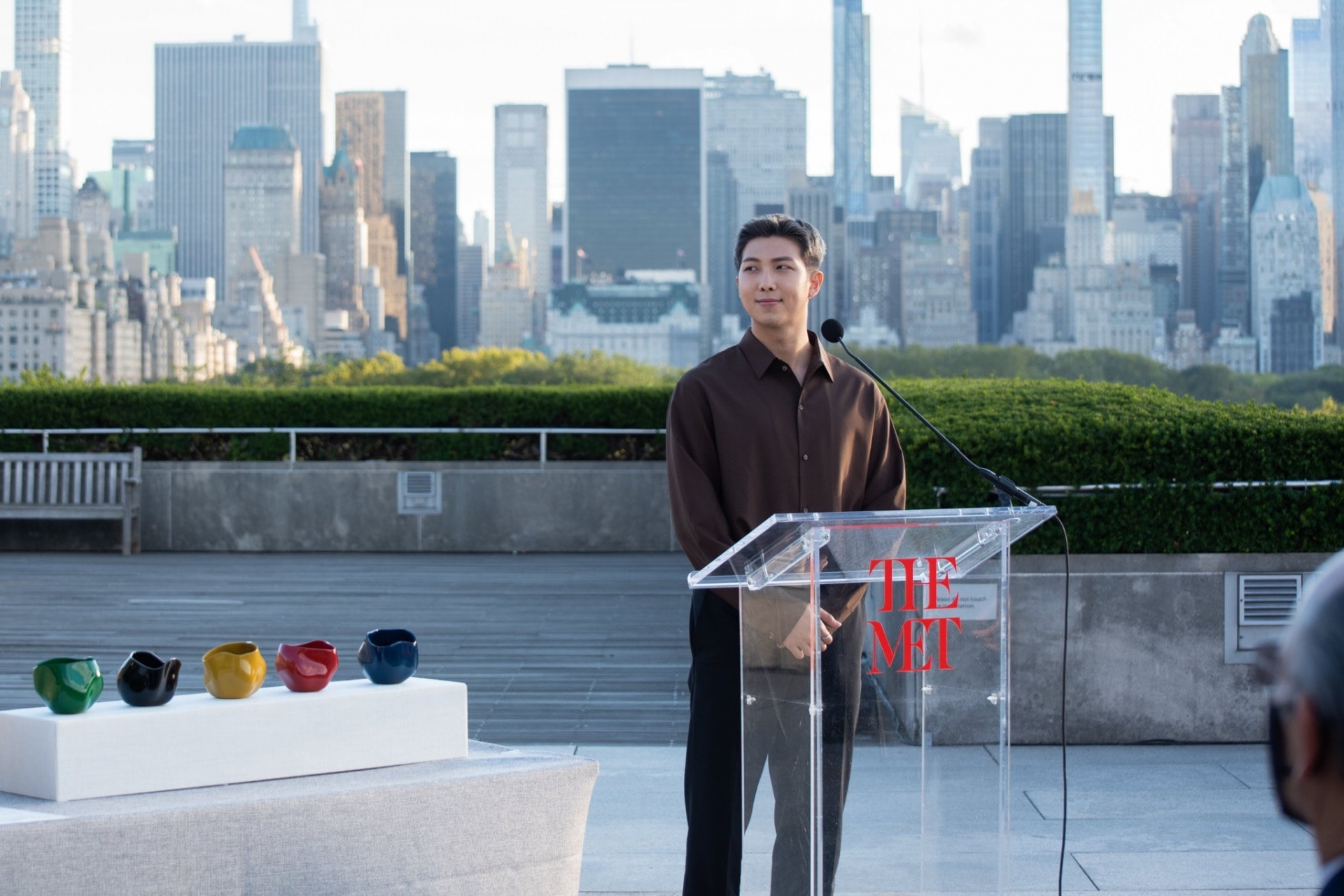 Sau khi tham quan, RM đã đại diện phát biểu trong một buổi lễ riêng được tổ chức tại khu vườn trên sân thượng của bảo tàng