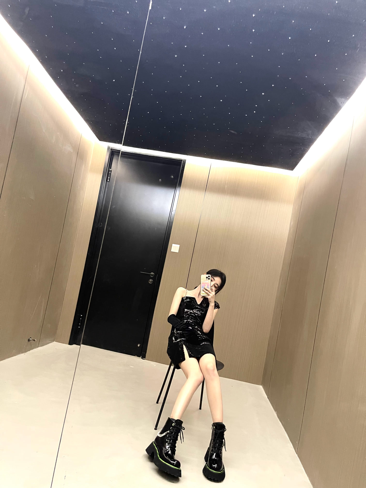 Cúc Tịnh Y xinh đẹp trong ngày làm việc hôm nay