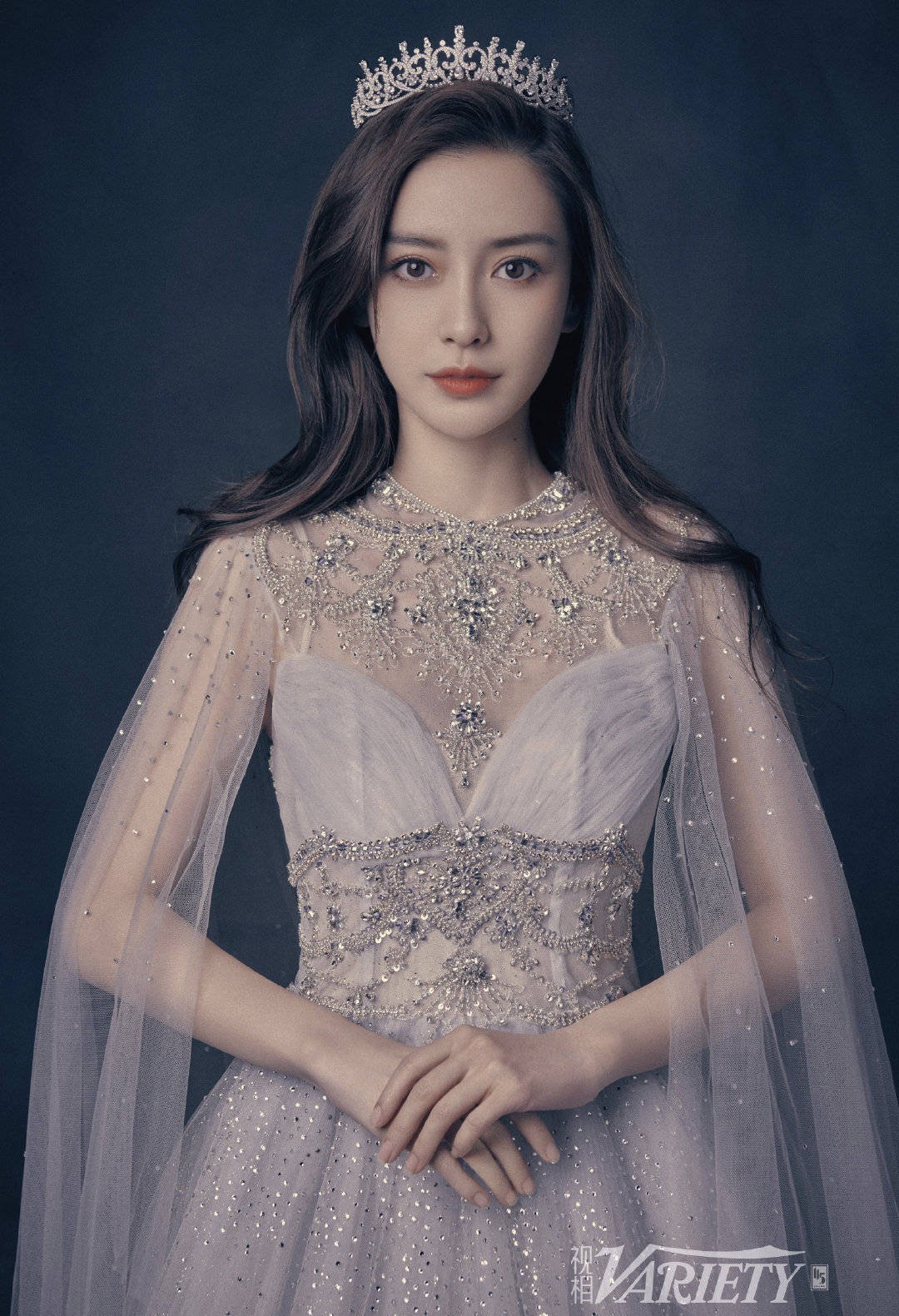 Loạt đá quý chạy dọc phần eo và cổ tạo điểm nhấn góp phần tăng thêm vẻ đẹp tuyệt diễm của Angela Baby, đáng chú ý các tiểu tiết được thợ may đính kết thủ công