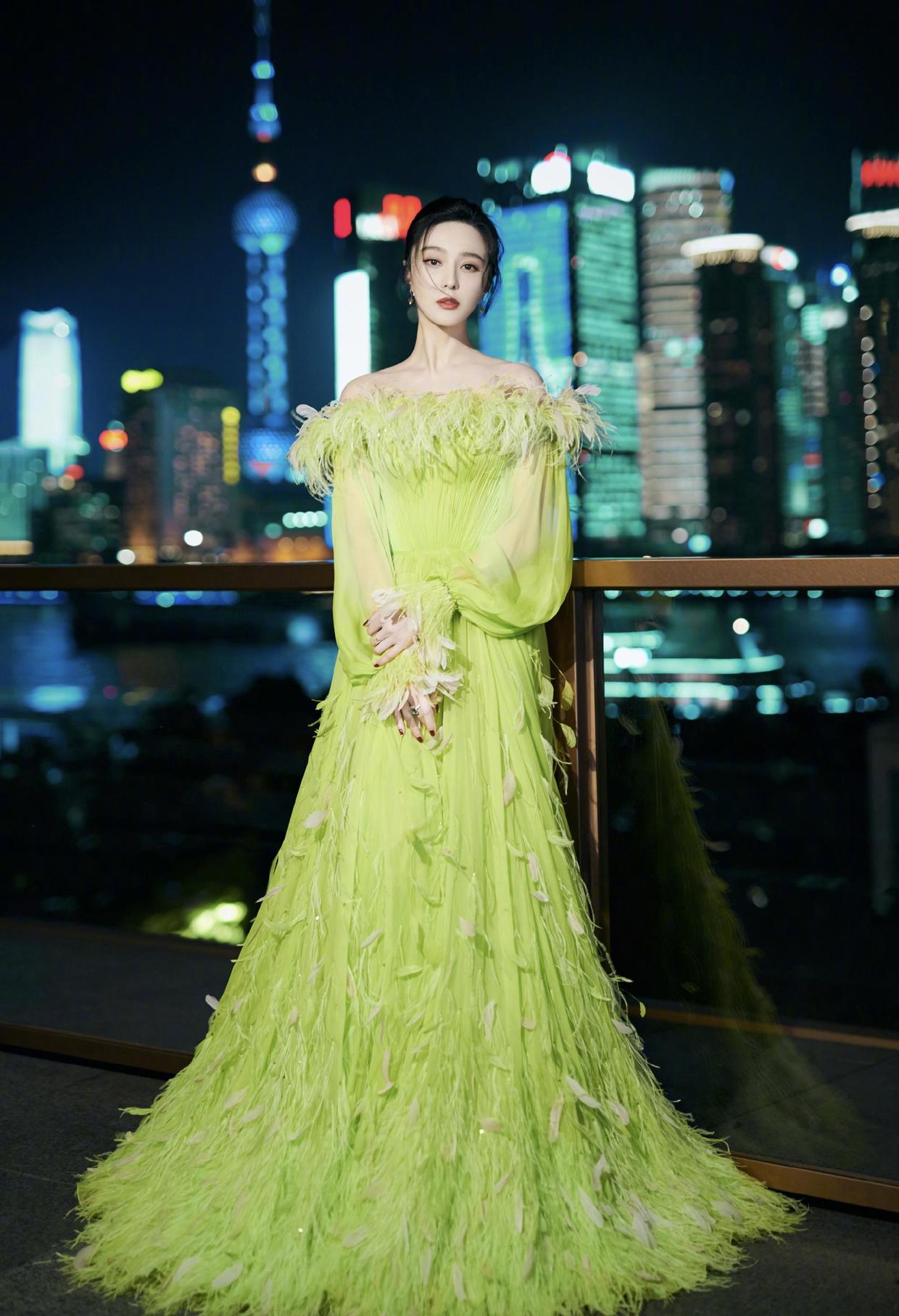 Phạm Băng Băng diện váy đính lông vũ. Thiết kế trễ nải khoe khéo đôi xương quai xanh trễ nải, Tỷ lệ cổ và thân của Phạm gia cũng hoàn hảo đến mức khó tin