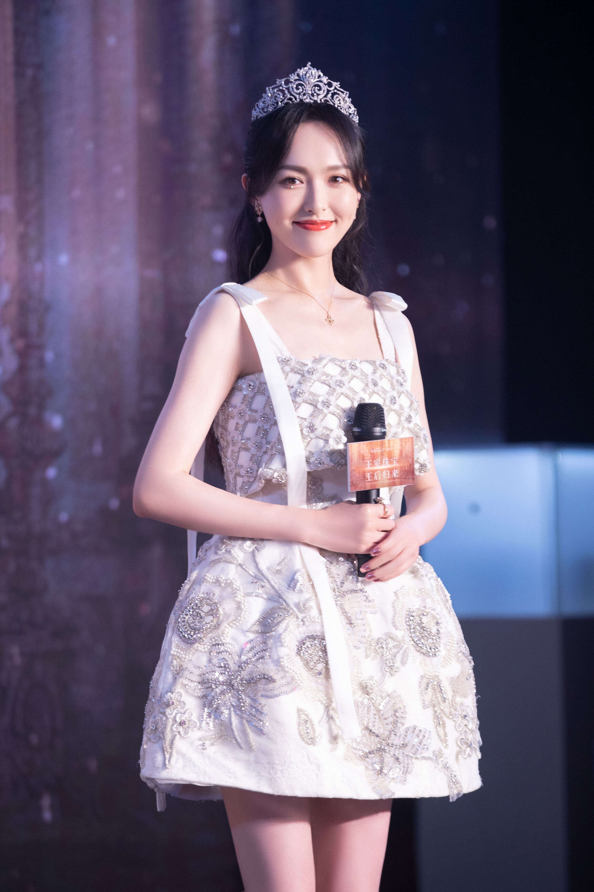 Chiếc váy đính kết siêu tỉ mỉ trải dài từ thân đến chân váy giúp Đường Yên tỏa sáng rực rỡ trên sân khấu. Độ dài vừa phải tuy hack dáng nhưng khiến tổng thể của nữ minh tinh bị mất cân bằng