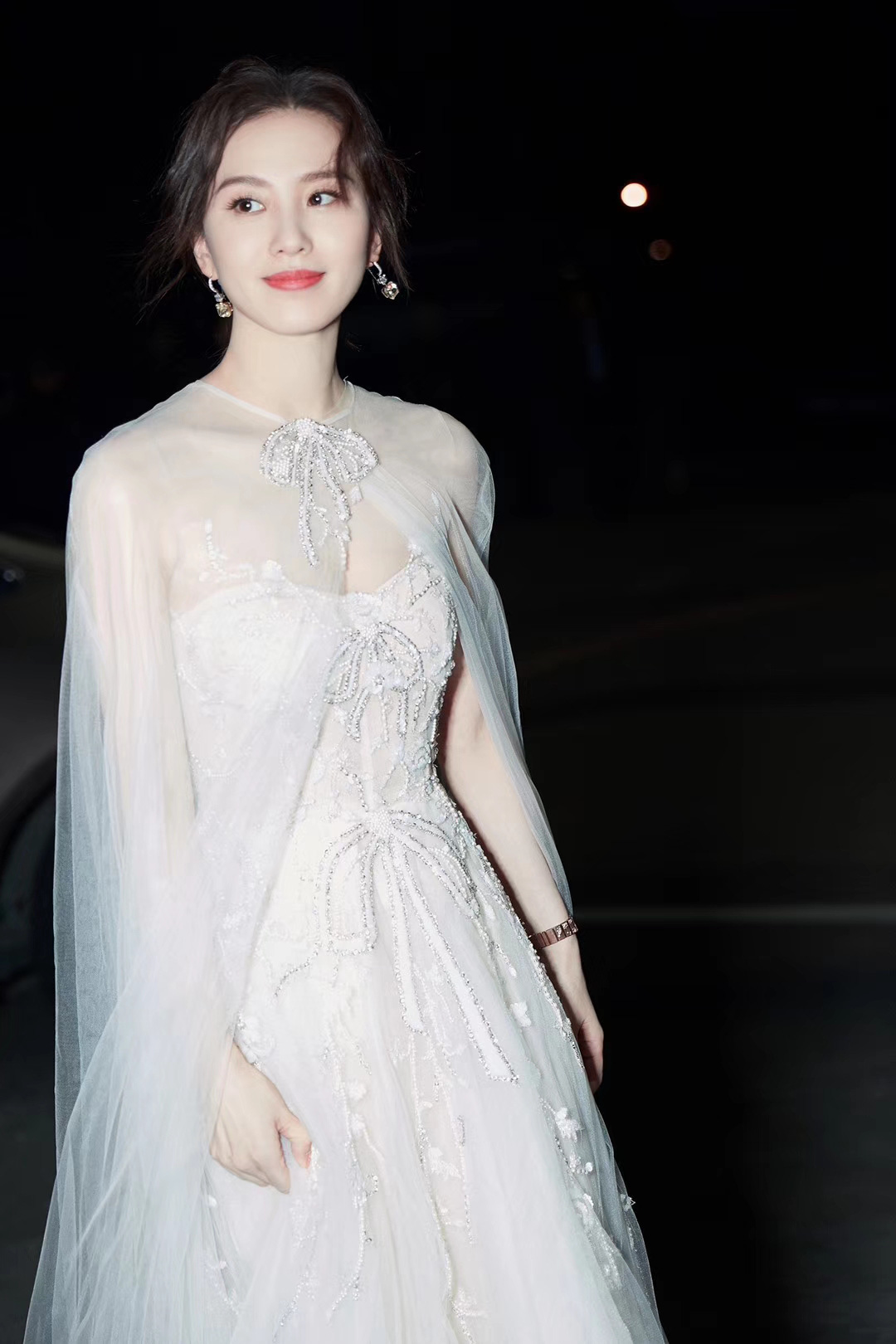 Không cần bàn cãi quá nhiều về nhan sắc của Lưu Thi Thi, mỗi lần xuất hiện cô đều gây choáng váng đất trời bởi nét đẹp hiếm có. Đây chắc hẳn là minh chứng rõ ràng cho câu nói 'lụa đẹp vì người'