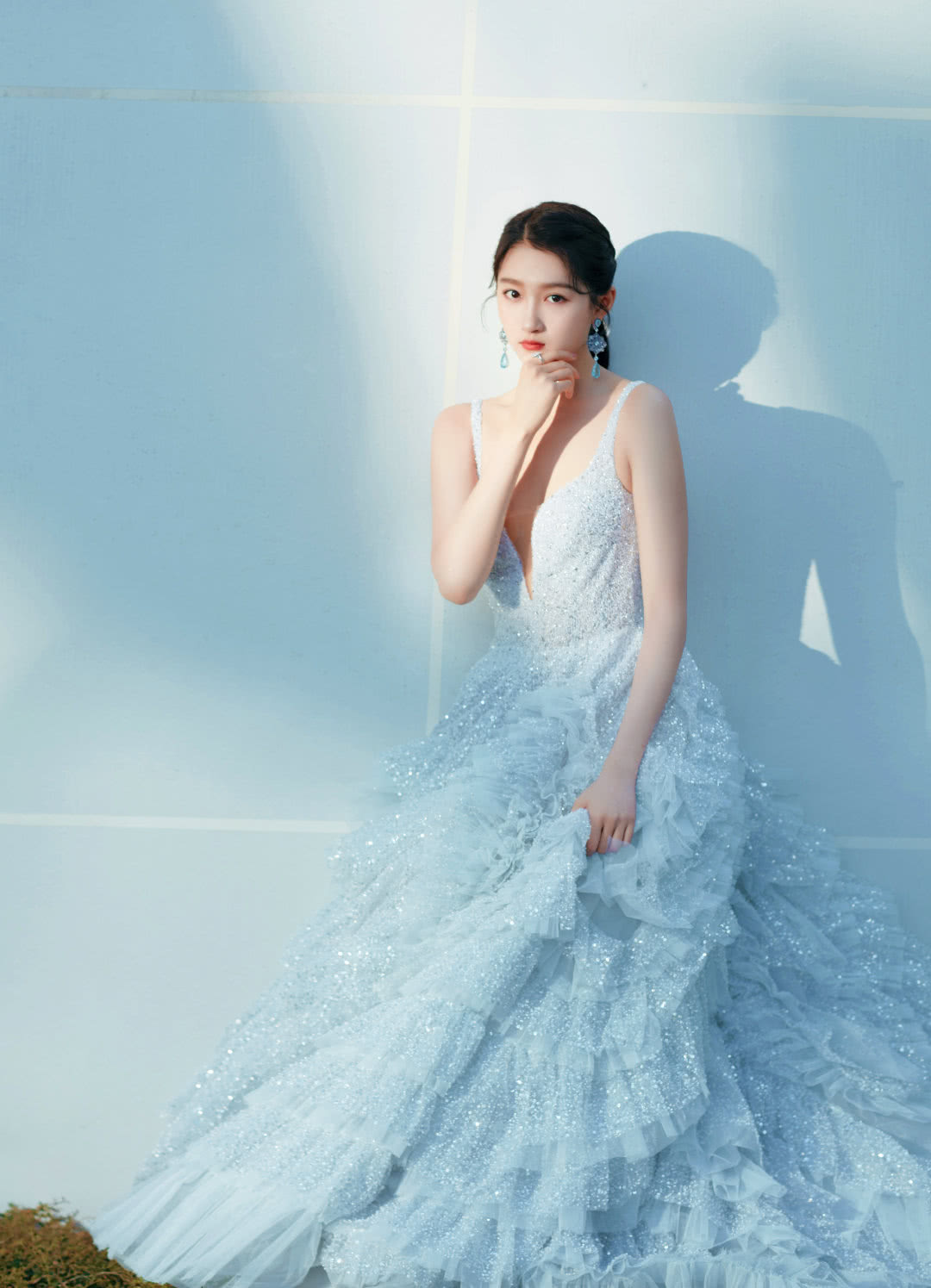 Quan Hiểu Đồng dù còn khá non trẻ nhưng cả nhan sắc và khí chất đều được đánh giá cao. Sở hữu chiều cao và cân nặng hài hòa, bạn gái Lộc Hàm dễ dàng chinh phục mọi outfit