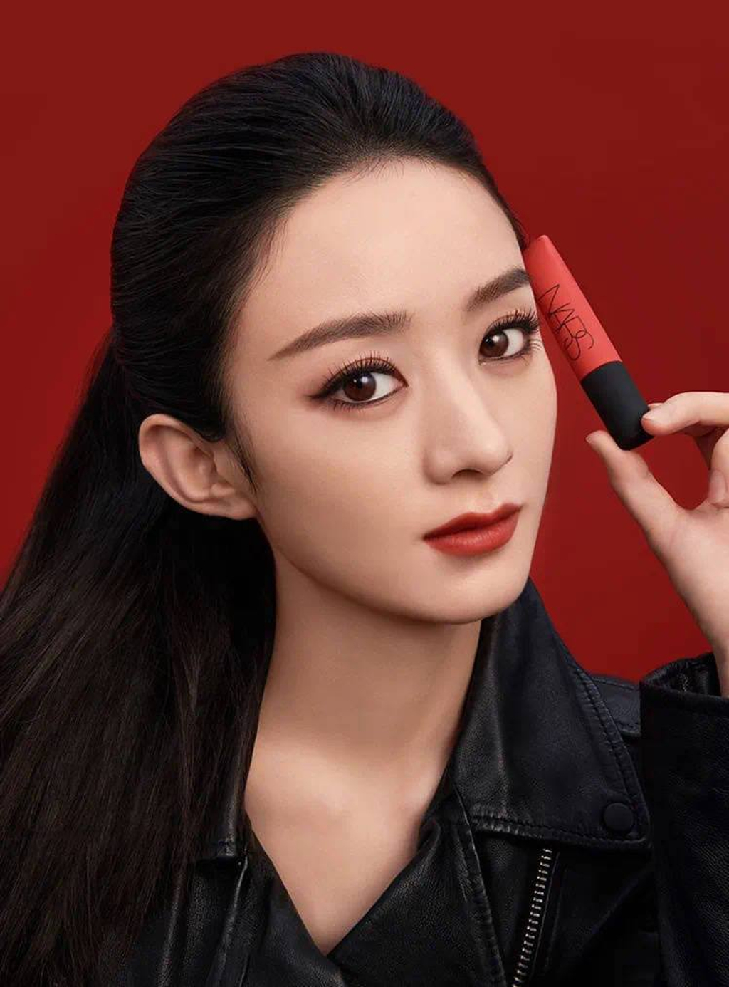 Kể từ khi Triệu Lệ Dĩnh đảm nhận vai trò đại sứ NARS Trung Quốc thì vấn đề makeup của cô nàng luôn khiến công chúng phải tranh cãi. Như shoot hình quảng cáo này lớp nền quá dày đã khiến gương mặt của mỹ nhân họ Triệu trông già và mất tự nhiên