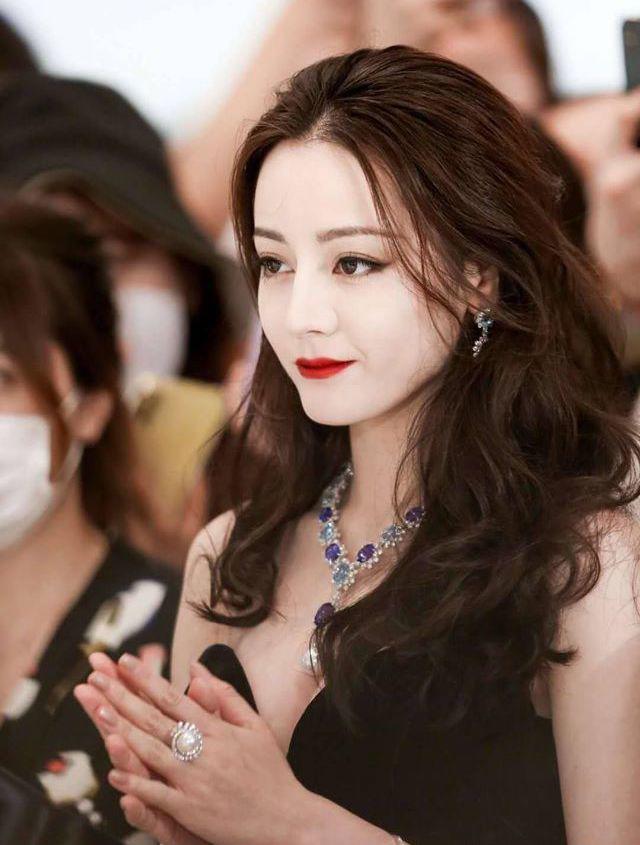 Không biết vì do điều kiện ánh sáng hay lỗi trang điểm mà Địch Lệ Nhiệt Ba bị dìm không tiếc tay vào sự kiện năm 2021. Nhìn vào ảnh dễ dàng nhận thấy phần da cổ và da mặt hoàn toàn đối lập nhau