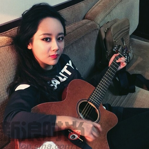 Chắc sợ 'cửa sổ tâm hồn' chưa đủ điểm nhấn nên Dương Tử đá đánh nguyên bảng phấn lên mắt. Sự 'nửa mùa' được thể hiện rõ khi các tiểu tiết khác không được chăm chút, chị có thể thêm một chút nền để visual hoàn hảo hơn mà