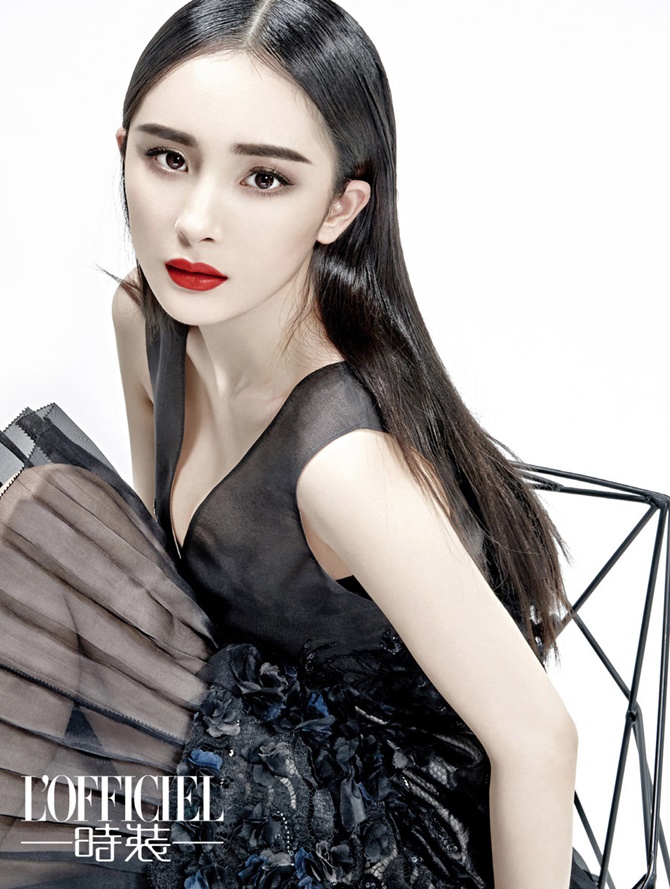 Nếu không nhắc, chắn chắn netizen sẽ không nhận ra đây chính là Dương Mịch. Trong bộ ảnh thời trang chụp cho tạp chí L cô nàng được trang điểm khá 'tốn phấn' với điểm nhấn vào đôi chân mày 'sâu róm' và bờ môi tông đỏ quyến rũ. Tuy nhiên với gương mặt 'hiền như bụt', Dương Mịch bị cho là không phù hợp với concept này