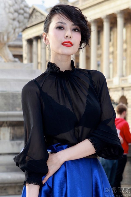 Từ trang phục, đầu tốc đến trang điểm của Cao Viên Viên đều 'lỗi nặng'. Tạo hình này khiến cô trông bị già hơn so với tuổi thật, đó còn chưa kể trông khá quê mùa, bô nhếch