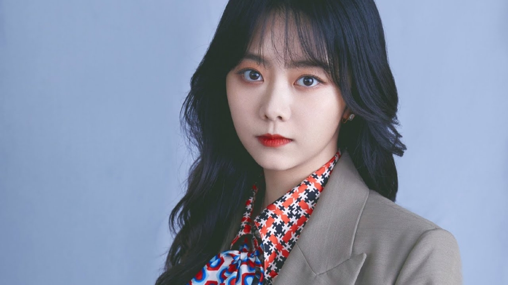 Nữ thần thanh xuân - Đàm Tùng Vận khá mạnh tay trong bước trang điểm mắt khiến visual của cô trông không khác gì đang... đi diễn tuồng