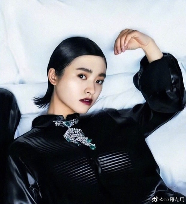 Thẩm Nguyệt 'ảo lòi' trong shoot hình thời trang, tuy nhiên cô vẫn bị chê tơi tả vì lối trang điểm đi vào lòng đất. Lớp nền 'nổi bần bật' trong set đồ đen huyền bí, trật nhịp hoàn toàn với da tay và da cổ