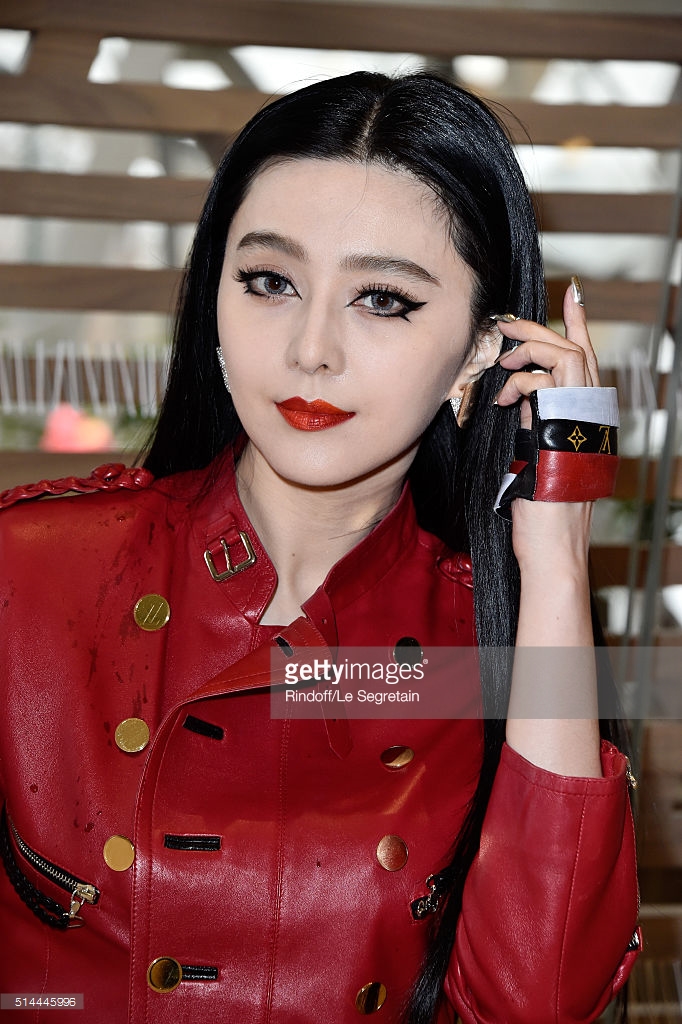 Để chứng minh độ giàu có, Phạm Băng Bang đã cho hết lọ kem nền, phấn má, phấn phủ, che khuyết điểm... lên mặt và nhận lại một tạo hình như tượng sáp. Thông tin thêm thì đây là visual của Phạm Băng Băng tại một sự kiện thời trang lớn tại Paris