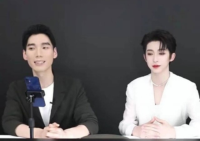 Nếu không có nền đen phía sau chắc chắn Lưu Vũ INTO1 sẽ 'tàng hình' mất tiêu