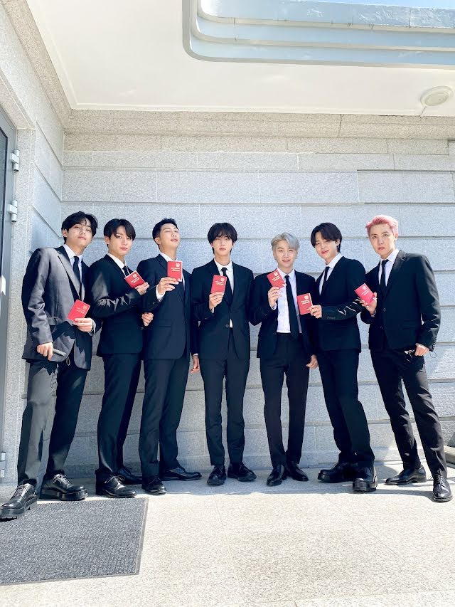 Từ trái qua: V, Jungkook, RM, Jin, Suga, Jimin và J-Hope của BTS Từ trái qua: V, Jungkook, RM, Jin, Suga, Jimin và J-Hope của BTS