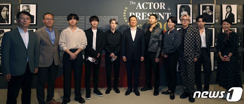Bộ trưởng Bộ Văn hóa, Thể thao và Du lịch Hwang Hee, BTS và các nhân viên của Trung tâm Văn hóa Hàn Quốc New York Bộ trưởng Bộ Văn hóa, Thể thao và Du lịch Hwang Hee, BTS và các nhân viên của Trung tâm Văn hóa Hàn Quốc New York