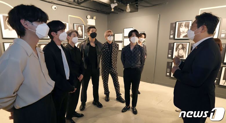 BTS trong chuyến thăm của họ tại Trung tâm Văn hóa Hàn Quốc New York BTS trong chuyến thăm của họ tại Trung tâm Văn hóa Hàn Quốc New York