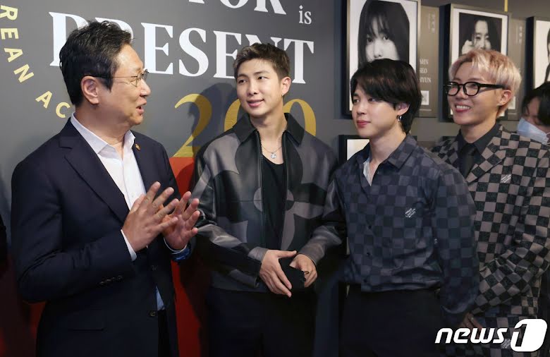 Từ trái qua: Hwang Hee, RM, Jimin và J-Hope tại Trung tâm Văn hóa Hàn Quốc New York Từ trái qua: Hwang Hee, RM, Jimin và J-Hope tại Trung tâm Văn hóa Hàn Quốc New York