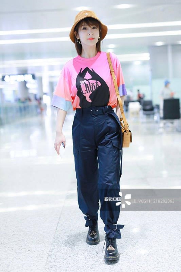 Đã rất nhiều lần fan hâm mộ muốn ký đầu stylist của Dương Tử vì dát lên người idol những món chả liên quan Đã rất nhiều lần fan hâm mộ muốn ký đầu stylist của Dương Tử vì dát lên người idol những món chả liên quan