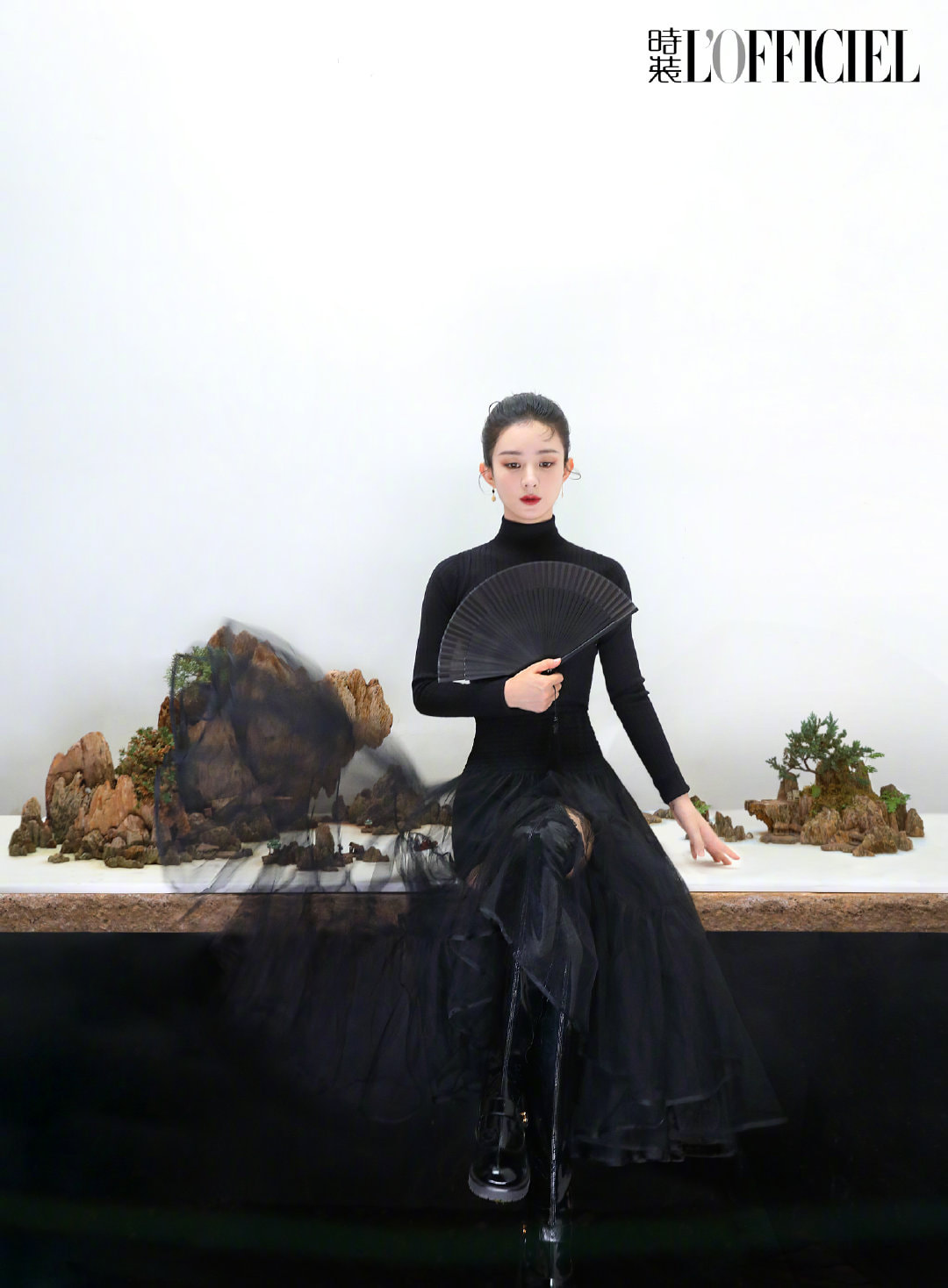 Gương mặt thanh thuần, mái tóc búi gọn càng khiến nét đẹp của Triệu Lệ Dĩnh trở nên ấn tượng