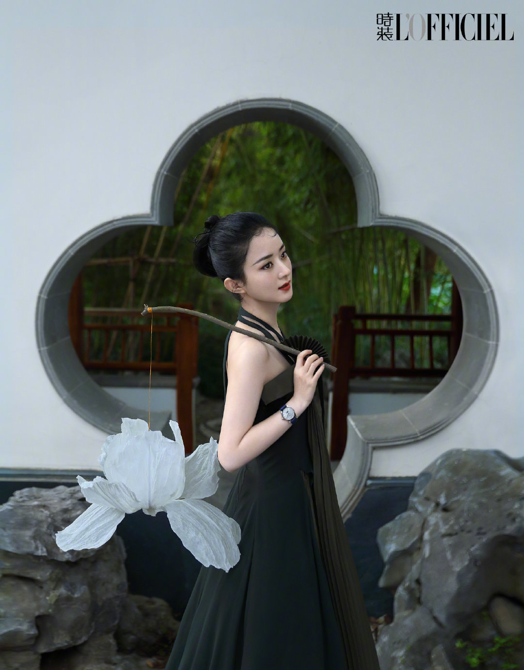 Trong tạo hình nàng thơ bẽn lẽn và đầy e ấp, Triệu Lệ Dĩnh lôi kéo khán giả vào bức tranh đậm màu trầm mặc