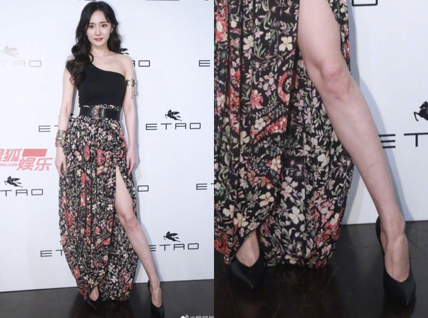 Bức ảnh chưa qua chỉnh sửa, nữ minh tinh 8x để lộ vùng da kém săn chắc ở khuôn miệng, đầu gối củ lạc điểm xuyết vào vết thâm. Chưa hết vòng eo của cô cũng không hề mỹ miều như được tung hô