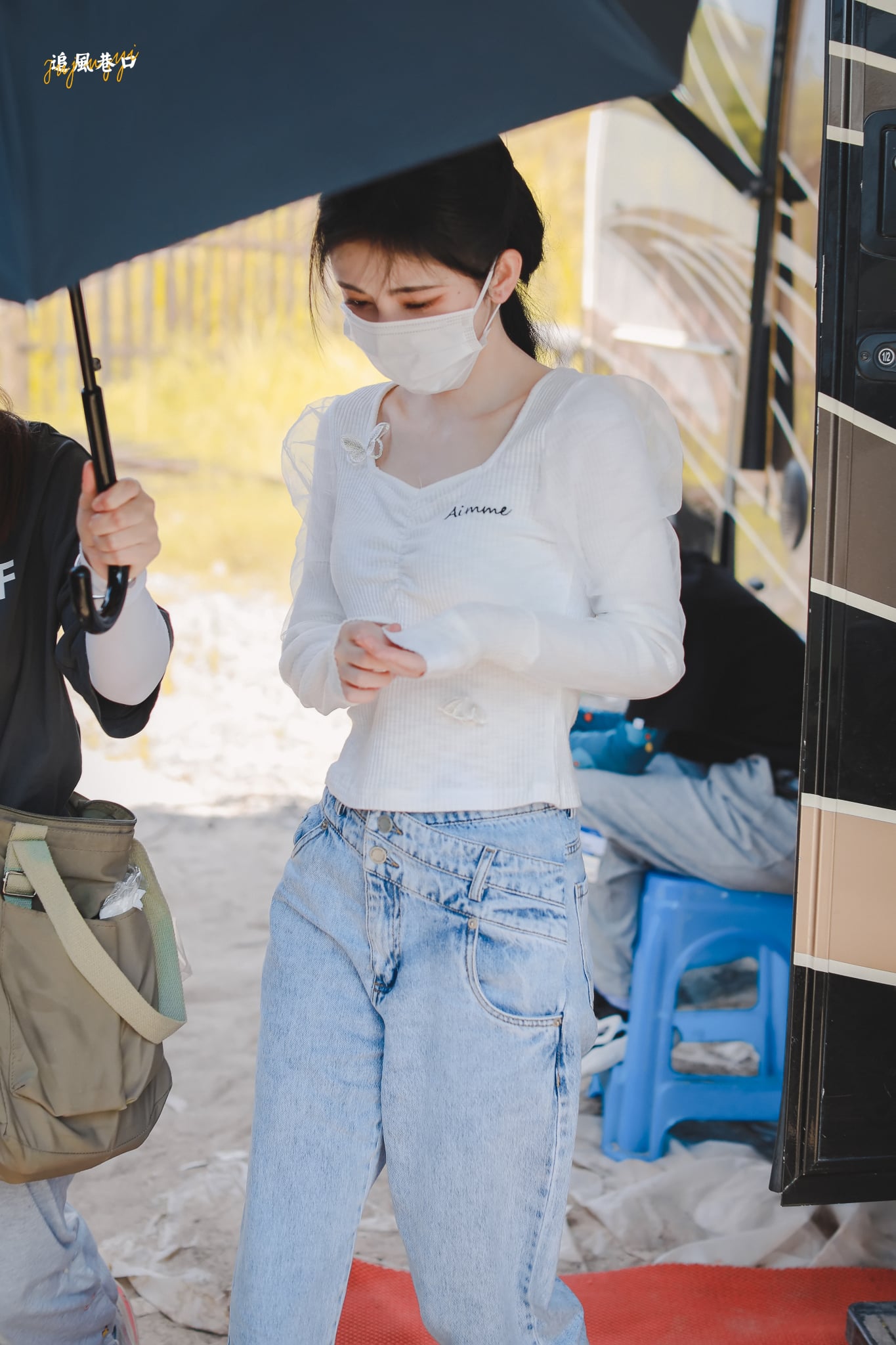 Chỉ 1 tấm ảnh chụp vội, Cúc Tịnh Y 'đá bay' Dương Mịch khỏi đường nhan sắc: Eo A4, chân dài như mía Cuba - Ảnh 1