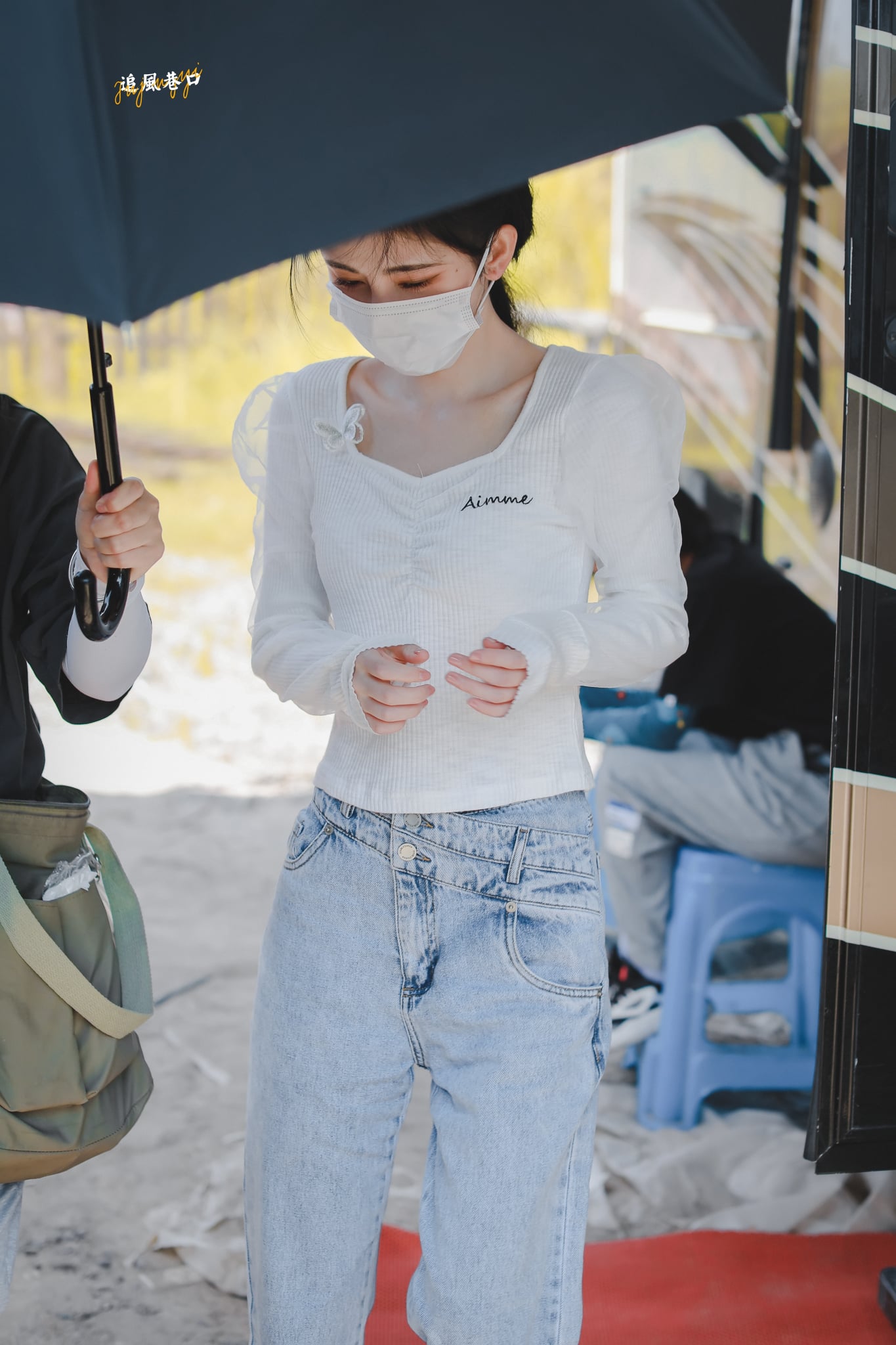 Không cần bàn cãi quá nhiều về lối trang điểm, mọi tâm điểm chú ý đổ dồn vào vòng eo bé xíu, bờ vai vuông vắn của cô nàng