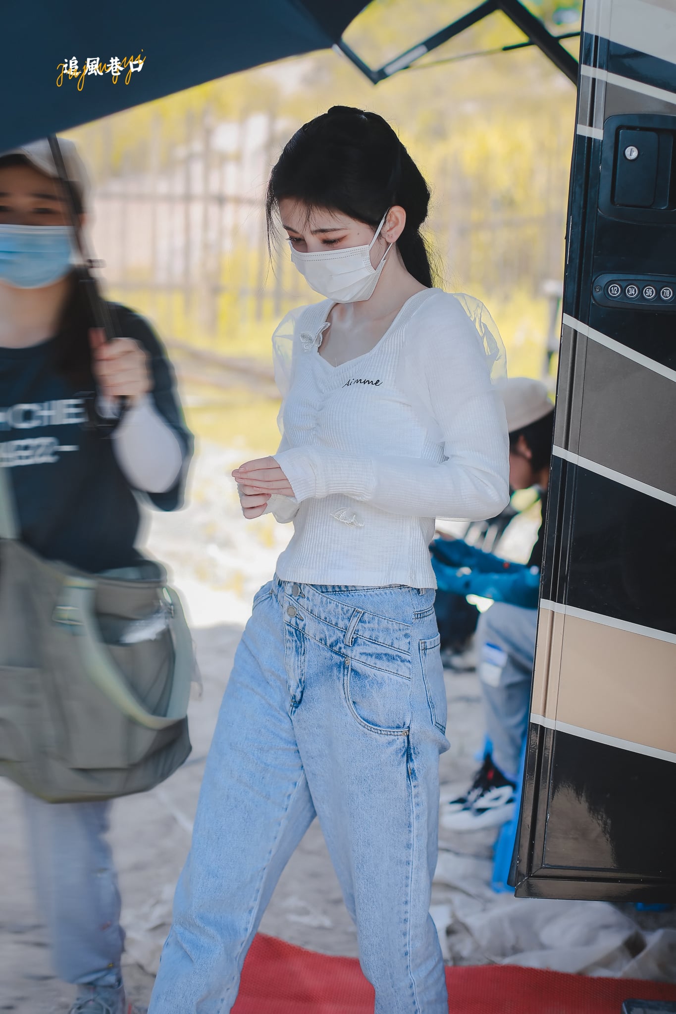 Hình ảnh mới nhất của Cúc Tịnh Y tại phim trường Hoa Nhung