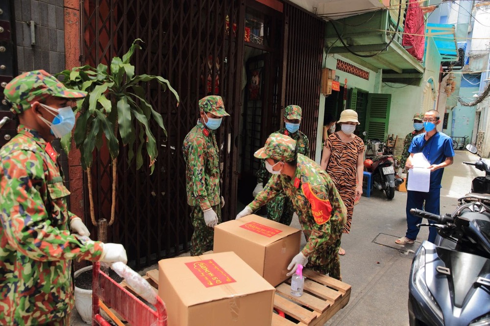 Em gái Cẩm Ly ủng hộ 100 tấn lương thực, dòng trạng thái nhắc đến Phi Nhung khiến khán giả nhói lòng - Ảnh 1 Em gái Cẩm Ly ủng hộ 100 tấn lương thực, dòng trạng thái nhắc đến Phi Nhung khiến khán giả nhói lòng - Ảnh 1