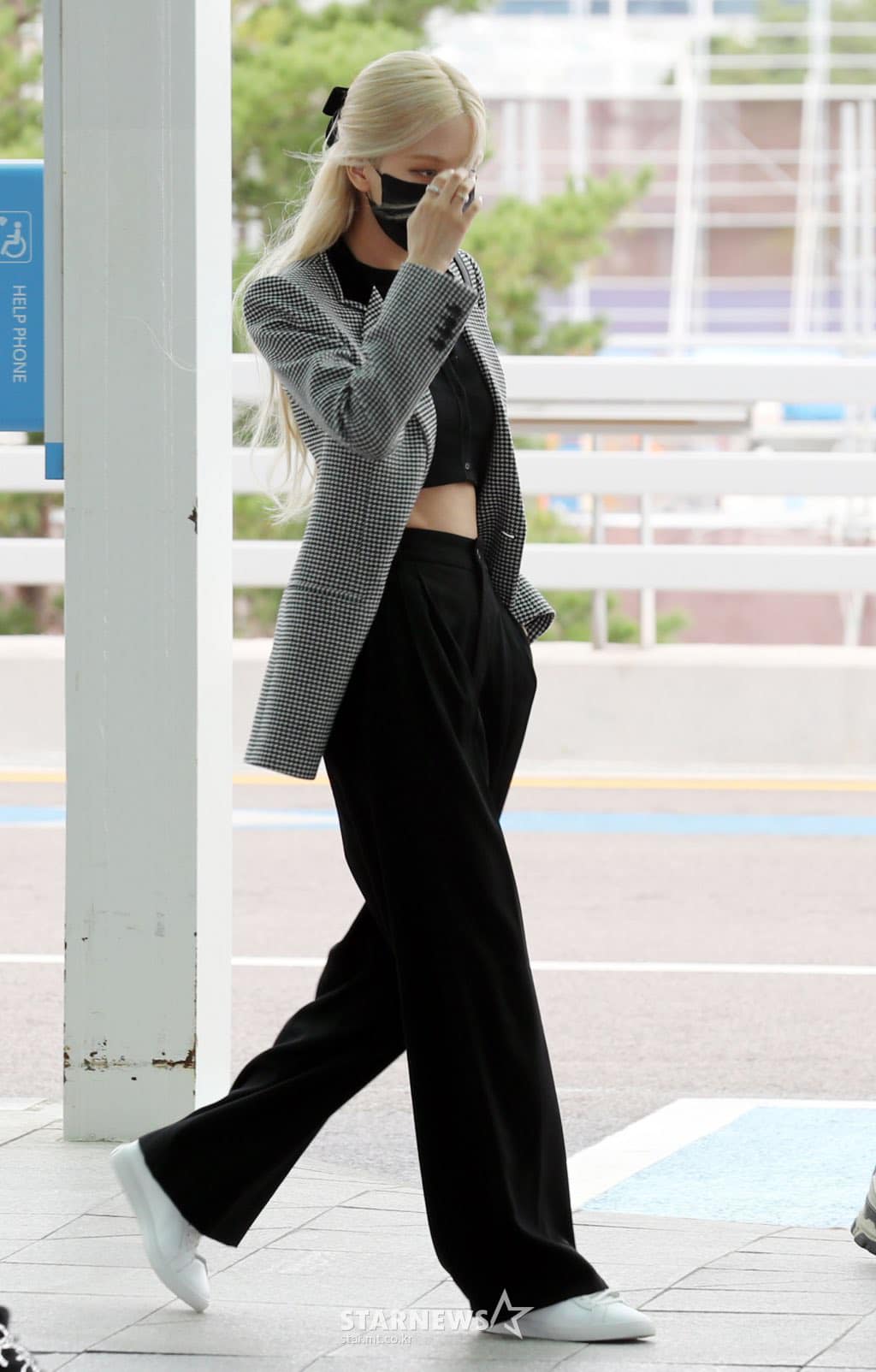 Cùng sang Pháp dự đại tiệc thời trang lớn nhất hành tinh, nhưng Jisoo lại bị Rosé 'chặt chém' vì chi tiết nhỏ này? 3 Cùng sang Pháp dự đại tiệc thời trang lớn nhất hành tinh, nhưng Jisoo lại bị Rosé 'chặt chém' vì chi tiết nhỏ này? 3