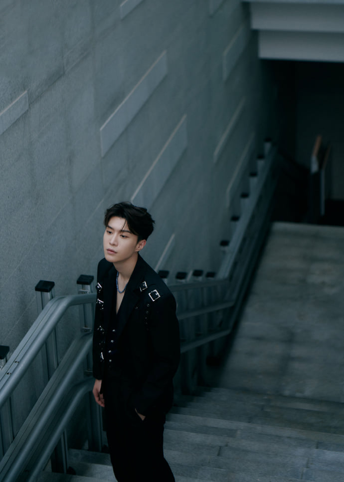 Chiều tối hôm qua (26/9), Phạm Thừa Thừa đã tham gia sự kiện ra mắt sản phẩm mới của 1 nhãn hàng tại trung tâm thương mại. Thời khắc xuất hiện, thiếu gia họ Phạm đã gây sốt với tạo hình bảnh bao, nam tính