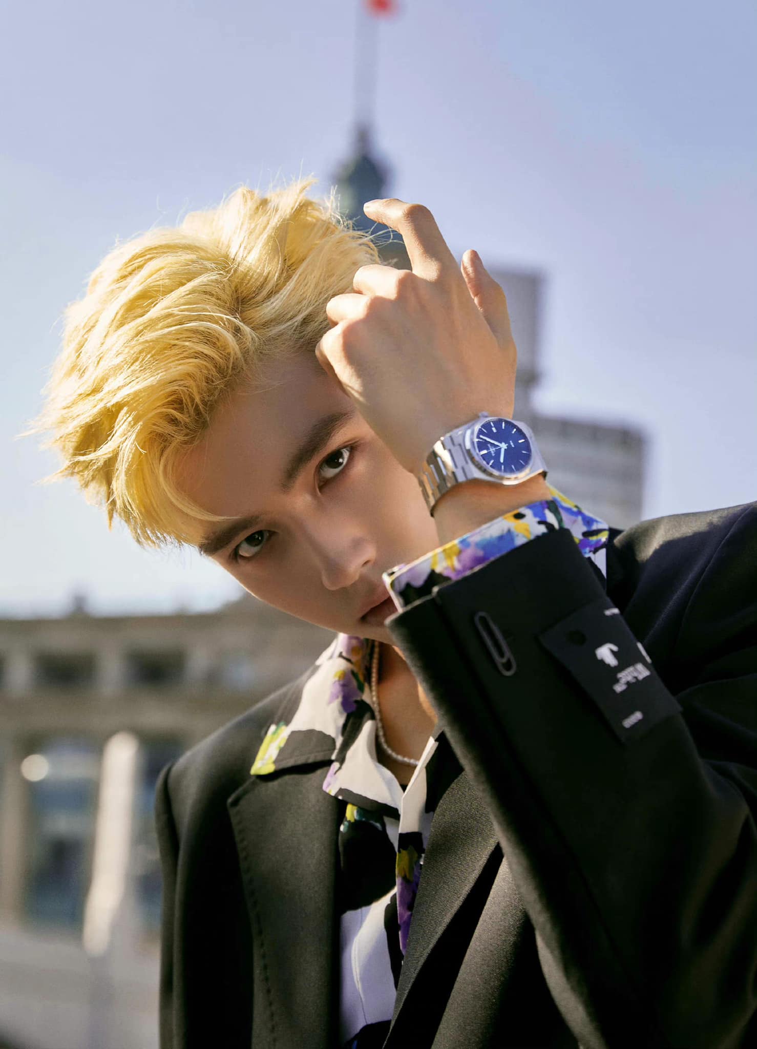 Hoàng tử Dior - Trần Phi Vũ cực ngầu với mái tóc vàng. Càng trưởng thành, nhan sắc của nam minh tinh được đánh giá càng thăng hạng. Gương mặt lạnh lùng, phong thái nam tính khiến fan nữ muốn 'truyền thái y'