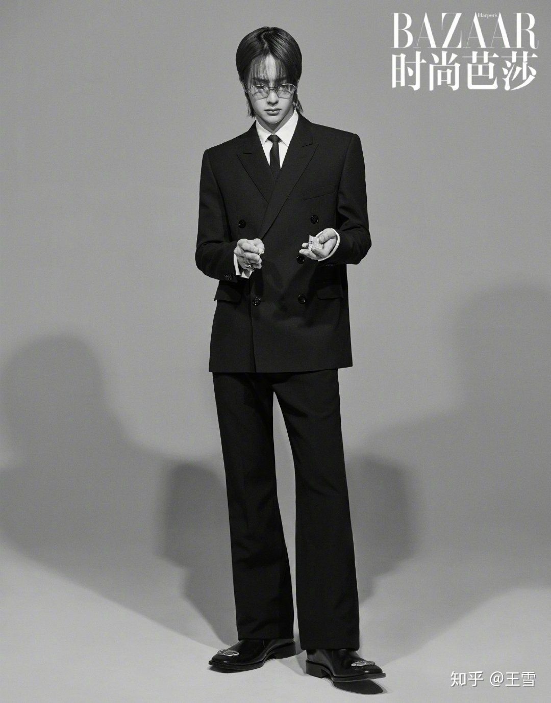 Với vóc dáng mảnh mai, Vương Nhất Bác dễ dàng 'cân' mọi thiết kế Âu phục. Trên bìa Bazzar danh giá, nam ngôi sao toát lên khí chất high fashion, cách pose dáng chẳng mấy cầu kỳ cũng tạo nên shoot hình đỉnh cao