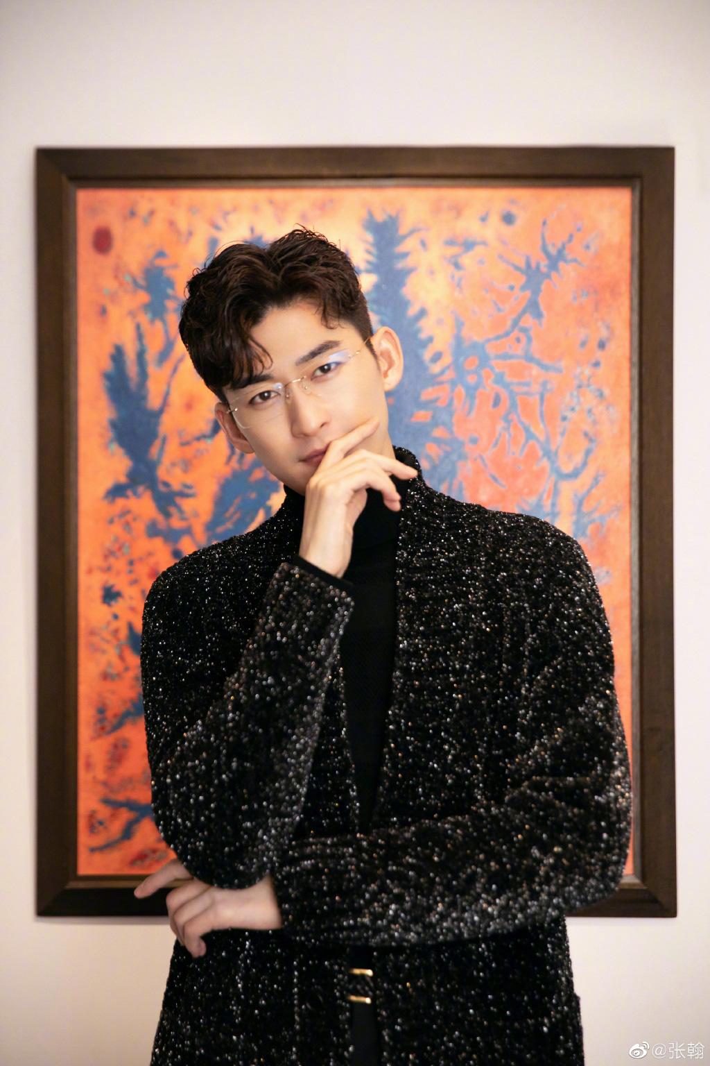 Danh sách này sẽ thật thiếu sót nếu thiếu Trương Hàn. Từ trên phim cho đến ngoài đời thật, nam ngôi sao đều thể hiện khí chất cao quý, lịch lãm chuẩn quý ông