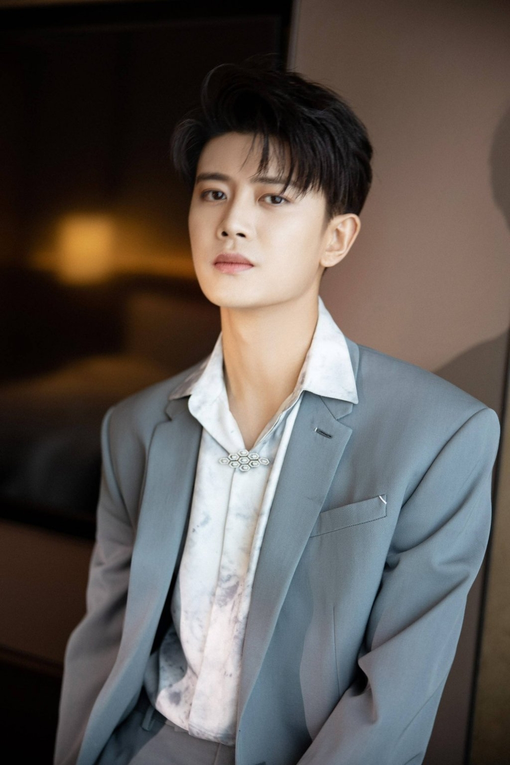 'Bố bỉm' Nhậm Gia Luân cũng thường xuyên đảm nhận vai diễn 'cậu cả'. Gương mặt sắc sảo giúp anh chàng hợp hoàn toàn với tuyến nhân vật này. Ngoài đời, Nhậm Gia Luân cũng 'ngầu' chẳng kém