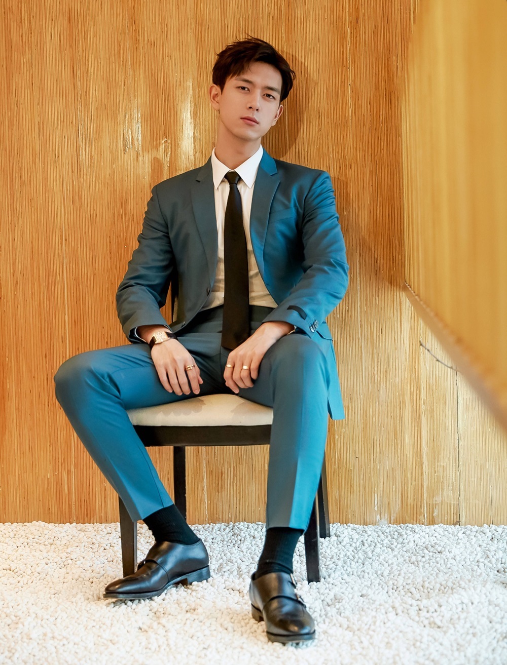 Là một trong những gương mặt được các nhãn hàng thời trang nam săn đón, Lý Hiện khiến chị em 'đổ rần rần' với combo Âu Phục. Nam diễn viên thường xuyên diện loạt trang phục, phụ kiện xa xỉ đến từ Tom Ford, Prada, Burberry, Hermes, Cartier....