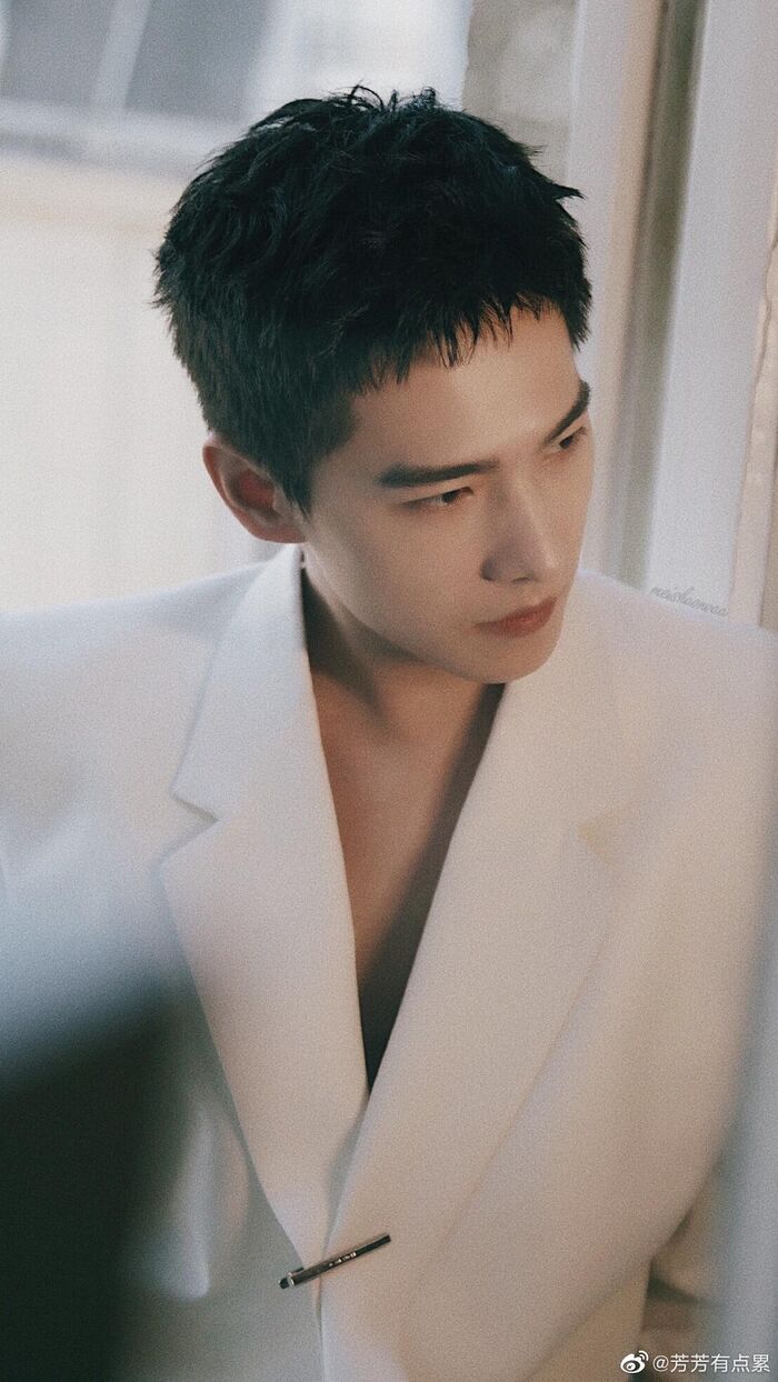 Dương Dương tham dự Paris Men's Fashion Week 2020 với phong cách lịch lãm cùng vẻ đẹp nổi bật