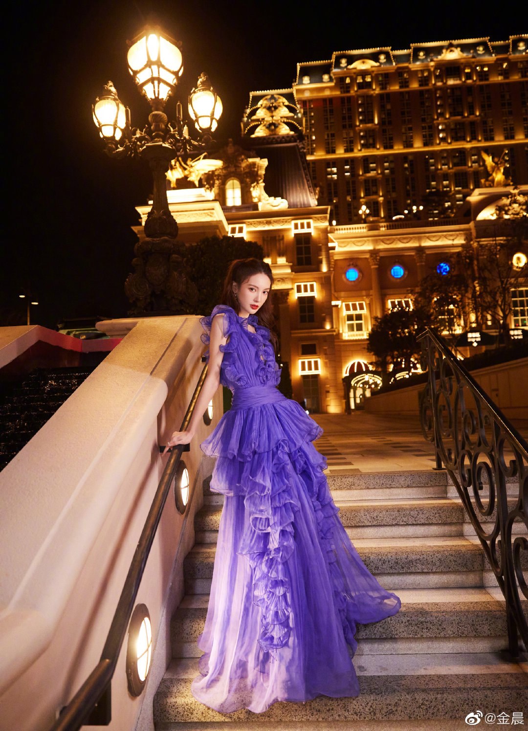 Thiết kế xếp tầng cùng sắc xanh nhẹ nhàng đã mang đến cho Kim Thần vẽ nữ tính, sang trọng