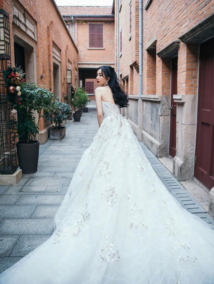 Dương Mịch trong tạo hình váy cưới đầy kiêu sa. Thiết kế cúp ngực khoe khéo lợi thế vóc dáng của bà mẹ một con, đặc biệt là tấm lưng trần không tì vết