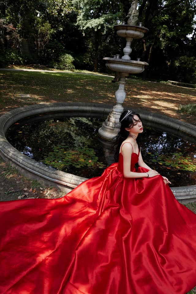 Chất liệu lụa mềm mại cùng thiết kế hai dây đã mang đến vẻ đẹp chuẩn :nàng thơ' cho Âu Dương Na Na. Mỹ nhân xứ Trung lựa chọn lối trang điểm nhẹ nhàng với đôi môi tông đỏ tiệp màu váy, tóc uốn xoăn nhẹ