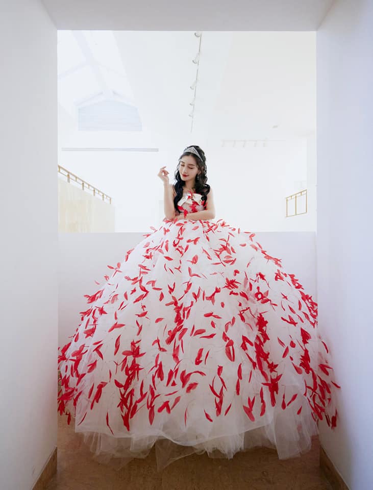 Được mệnh danh là 'nữ hoàng thảm đỏ', Angela Baby luôn trở thành tâm điểm mỗi khi xuất hiện tại các sự kiện. Bên cạnh nét đẹp vạn người mê, khoản đầu tư cho trang phục của bà xã Huỳnh Hiểu Minh cũng được giới mộ điệu đánh giá cao