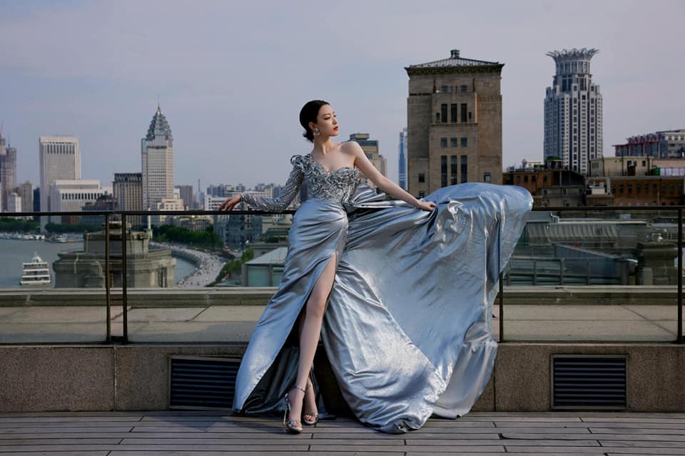 Nghê Ni 'bung xõa' hết cỡ với chiếc váy ánh bạc nổi bật. Đây là gam màu rất ít mỹ nhân có thể chinh phục được, tuy nhiên với vóc dáng đẹp như tạc tượng, mỹ nhân xứ Trung này đã 'lên đồ' siêu xịn mịn. Thế kế xẻ tà khá bạo tôn lên đôi chân thon dài cực phẩm