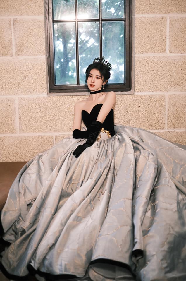 Thường xuyên dính tin đồn 'dao kéo' bờ vai, Cúc Tịnh Y chọn cách diện các thiết kế cúp ngực để đập tan những thông tin thất thiệt. Điểm cộng của 'mỹ nhân 4000' năm trong tạo hình này chính là đôi găng tay đồng điệu, mang đến vẻ sang chảnh chuẩn công nương