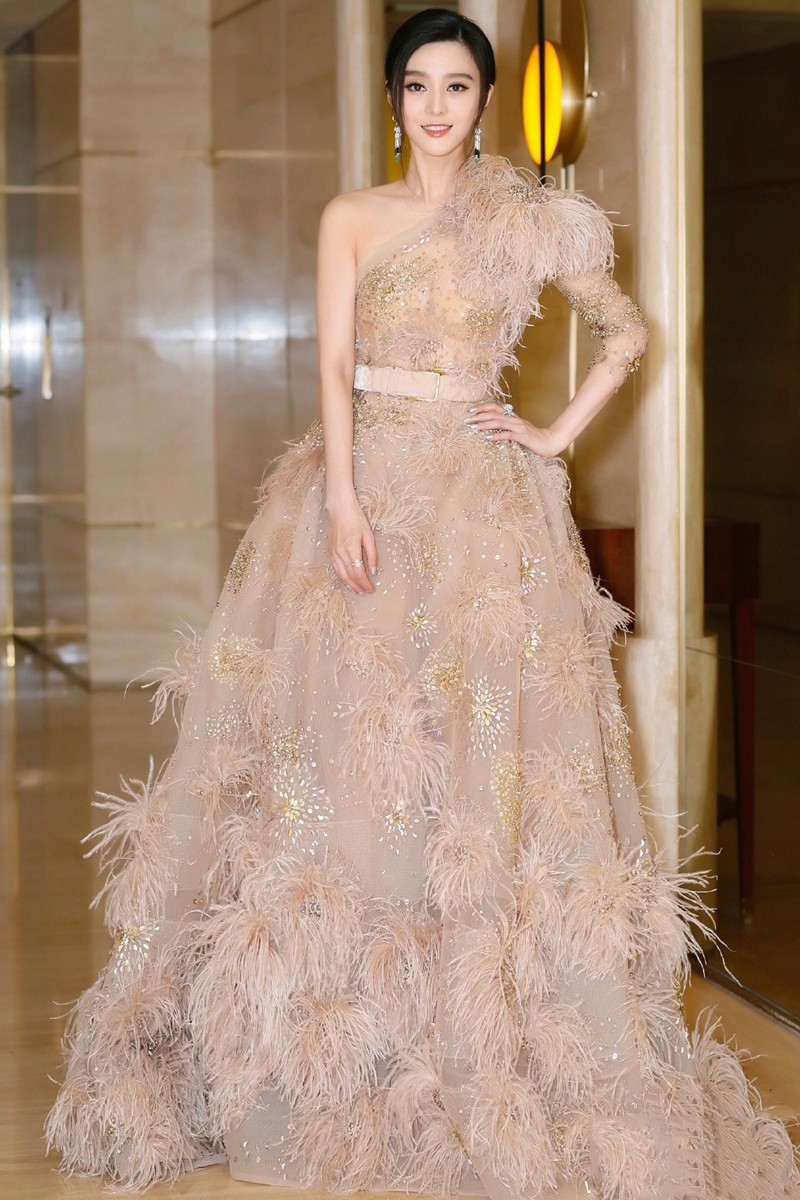 Phạm Băng Băng từ trước đến nay chưa bao giờ khiến công chúng thất vọng khi xuất hiện tại thảm đỏ. Các nhà mốt danh giá luôn chọn mặt gửi vàng, mang đến cho Phạm gia những bộ cánh kiêu sa, lộng lẫy nhất